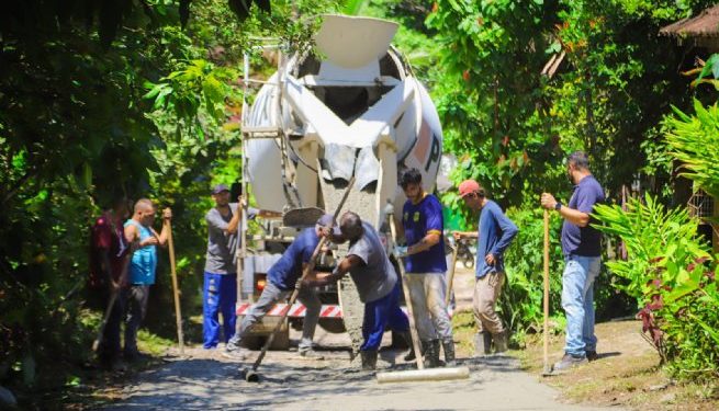 Prefeitura de São Sebastião realiza concretagem em via de acesso da Vila Tropicanga, em Boiçucanga