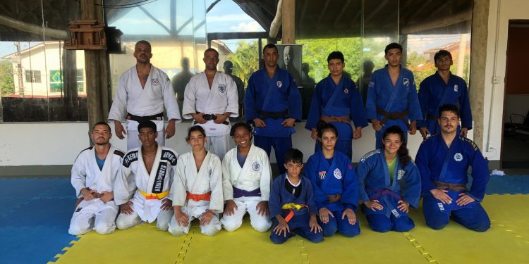 Judocas de Bertioga recebem visita de atletas olímpicos