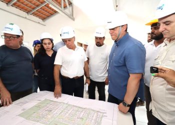 Tarcísio de Freitas e Felipe Augusto acompanham avanço nas obras e anunciam datas de entrega de conjuntos habitacionais em São Sebastião  ‌