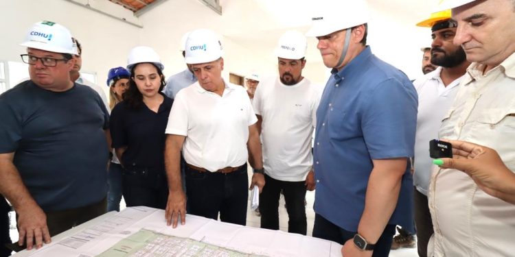 Tarcísio de Freitas e Felipe Augusto acompanham avanço nas obras e anunciam datas de entrega de conjuntos habitacionais em São Sebastião  ‌