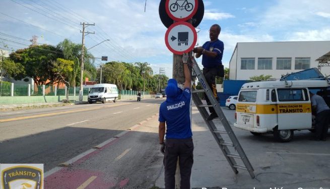 Departamento de Trânsito limita tráfego de caminhões pela faixa da direita na Avenida Guarda Mor