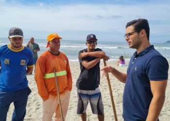 Prefeitura de São Sebastião intensifica limpeza de praias na alta temporada