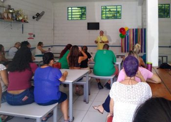 Divisão Socioambiental da SEMAM fala sobre reciclagem e compostagem com professores e coordenadores da Apae