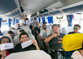 Estudantes de São Sebastião embarcam para intercâmbio educacional e cultural no interior de São Paulo