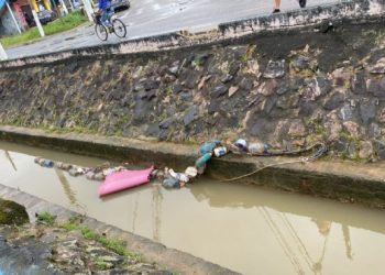 SEMAM retira ecobarreiras danificadas do córrego Mãe Isabel