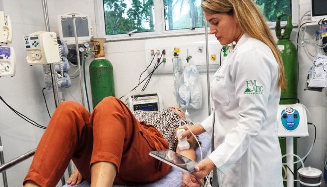 Secretário de Saúde entrega aparelhos de ultrassom e analisador de gases sanguíneos portáteis ao Hospital de Clínicas da Costa Sul