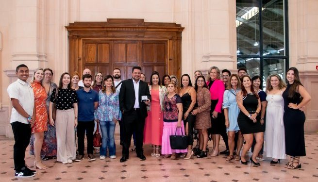 Prefeitura de São Sebastião recebe prêmio por crescimento da alfabetização na Avaliação de Fluência Leitora