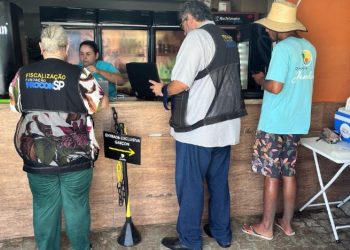 Operação Verão fiscaliza estabelecimentos com parceria do Procon de São Sebastião e a Fundação Procon-SP