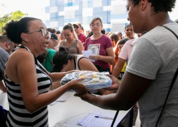 Prefeitura de São Sebastião entrega kits de material escolar da rede municipal