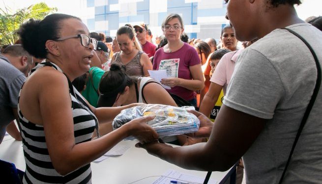 Prefeitura de São Sebastião entrega kits de material escolar da rede municipal