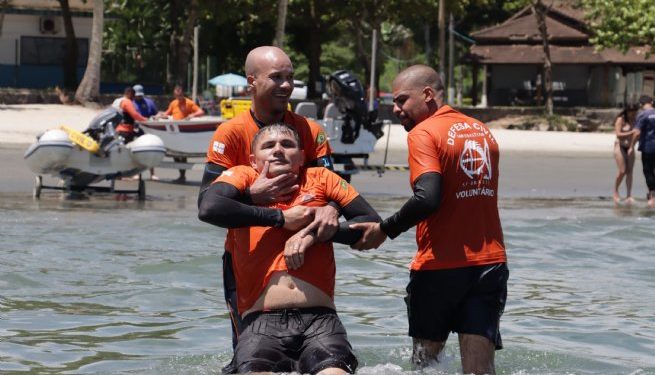 Defesa Civil de São Sebastião aplica treinamento de sobrevivência e resgate no mar a agentes de Itaquaquecetuba