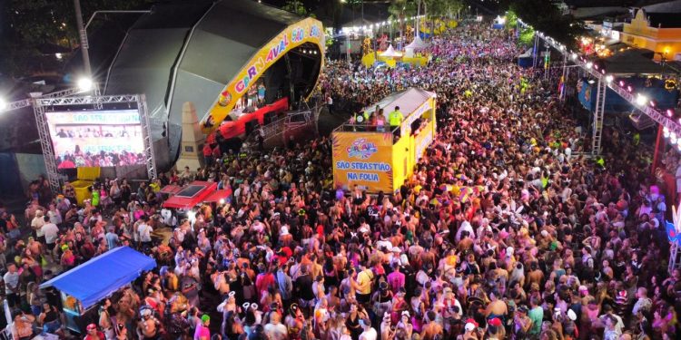 Grande público acompanha abertura do Carnaval 2024 em Sebastião