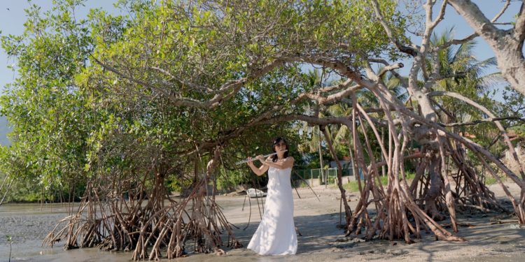 Cantora e compositora Sonia Lopes lança videoclipe gravado na Baía do Araçá, em São Sebastião