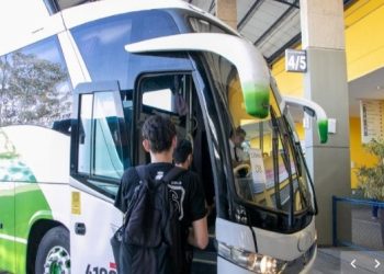 Alunos de São Sebastião começam a utilizar Transporte Universitário