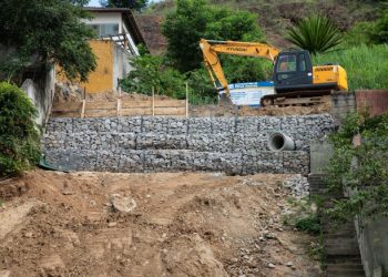 Obra de contenção de talude na Rua Quinze de Novembro, no Pontal da Cruz, entra em fase final