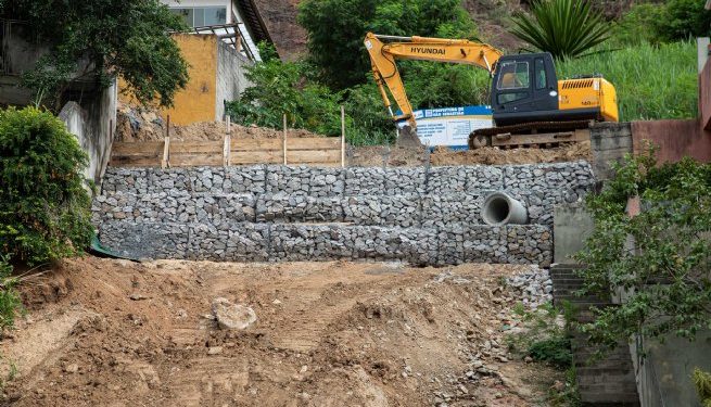 Obra de contenção de talude na Rua Quinze de Novembro, no Pontal da Cruz, entra em fase final