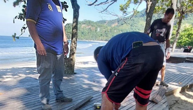 Prefeitura de São Sebastião reforma área de deck na Praia de Barra do Sahy