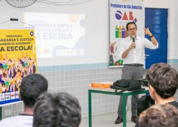 Estudantes conversam com juiz no primeiro encontro de 2024 do programa ‘Cidadania e Justiça também se aprendem na Escola’