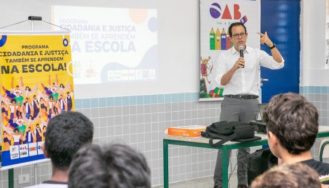 Estudantes conversam com juiz no primeiro encontro de 2024 do programa ‘Cidadania e Justiça também se aprendem na Escola’