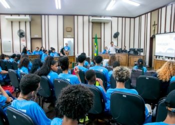Alunos da rede municipal visitam Fórum de São Sebastião