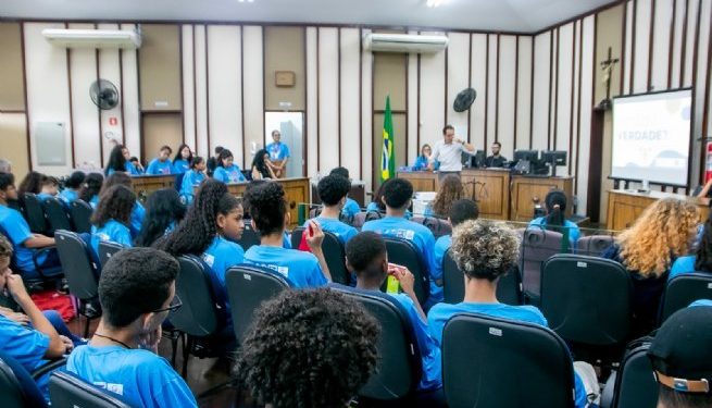 Alunos da rede municipal visitam Fórum de São Sebastião