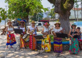 Em comemoração ao Dia do Caiçara, pescadores realizam celebração nos ranchos de Boiçucanga e Pararanga