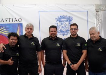 Prefeitura de São Sebastião entrega uniformes a taxistas