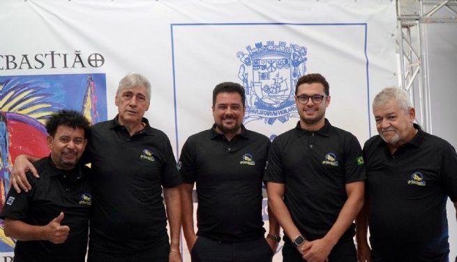 Prefeitura de São Sebastião entrega uniformes a taxistas