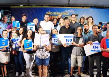 Moradores da Vila Carioca comemoram entrega de títulos de regularização fundiária e investimentos na área