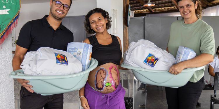 Saúde: Vice-prefeito Reinadinho Moreira entrega kits maternidade a mães do bairro de Maresias no Centro Gestacional “Harmonia para a Vida” em São Sebastião