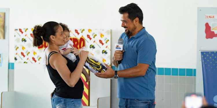 Prefeito Felipe Augusto inicia distribuição de uniformes escolares na rede municipal de ensino