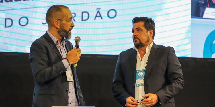 Prefeito Felipe Augusto destaca resiliência de São Sebastião em palestra no 66º Congresso Estadual de Municípios