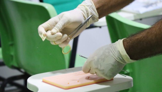 Enfermeiros de São Sebastião são capacitados em cursos de Sutura