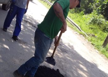Prefeitura de São Sebastião inicia operação tapa-buraco na Rua Tijucas, em Cambury