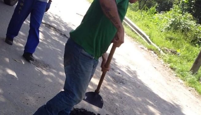 Prefeitura de São Sebastião inicia operação tapa-buraco na Rua Tijucas, em Cambury