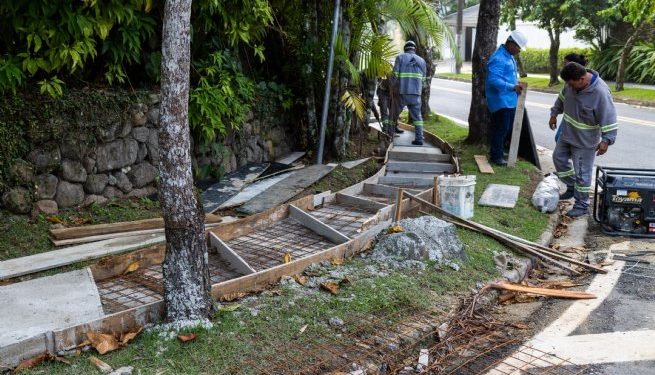 Prefeitura de São Sebastião executa obras de drenagem, contenção de margem de rio e construção de calçadas na Reserva du Moulin