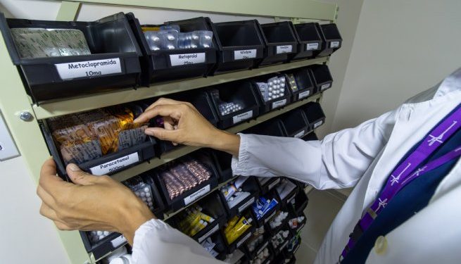 Vice-prefeito Reinaldinho Moreira entrega primeira Farmácia 24 horas de São Sebastião