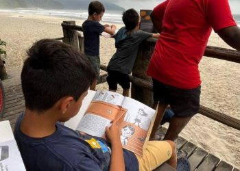 Alunos da EM de Camburi fazem leitura e reflexão sobre bullying em atividade na praia