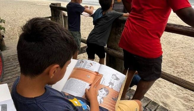 Alunos da EM de Camburi fazem leitura e reflexão sobre bullying em atividade na praia