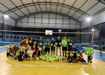 Prefeitura de São Sebastião entrega materiais esportivos para Escolinha de Voleibol