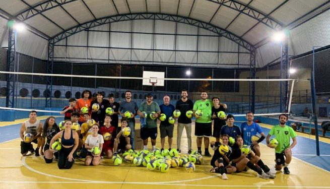Prefeitura de São Sebastião entrega materiais esportivos para Escolinha de Voleibol