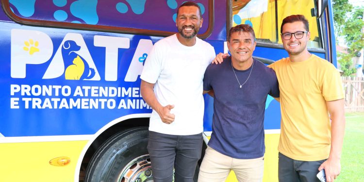 Vice-prefeito Reinaldinho Moreira entrega primeiro Pronto Atendimento e Tratamento Animal Móvel da história de São Sebastião
