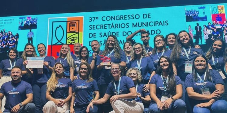 Vice-prefeito de São Sebastião, Reinaldinho Moreira, e integrantes da Secretaria de Saúde recebem prêmio na categoria “Mudanças Climáticas” em Congresso de Secretários Municipais de Saúde do Estado