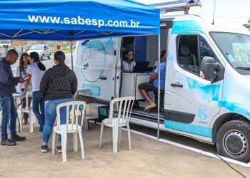 Agência Móvel da Sabesp presta atendimento especial na Vila Sahy em São Sebastião