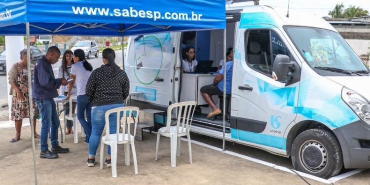 Agência Móvel da Sabesp presta atendimento especial na Vila Sahy em São Sebastião