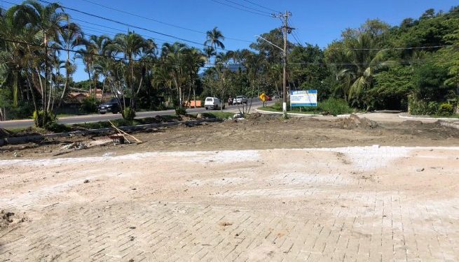 Prefeitura de São Sebastião pavimenta vias, corrige drenagem e cria estacionamento no bairro Cigarras