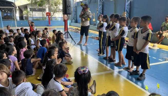 Estudantes da EM Joana Reis, no Canto do Mar, recebem visita de indígenas