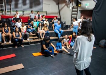 Alunos da Educação Inclusiva participam de sessão de cinema no Circo Navegador