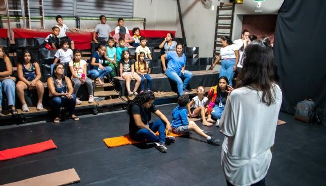 Alunos da Educação Inclusiva participam de sessão de cinema no Circo Navegador