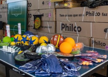 Prefeitura de São Sebastião entrega ares-condicionados e materiais esportivos para alunos de escola em Barra do Una